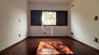 Excelente residência disponível para locação em um dos condomínios mais tradicionais e bem localizados da cidade.