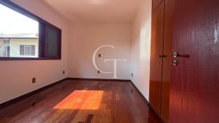 Excelente residência disponível para locação em um dos condomínios mais tradicionais e bem localizados da cidade.