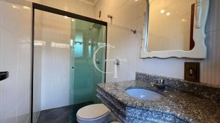 Excelente residência disponível para locação em um dos condomínios mais tradicionais e bem localizados da cidade.