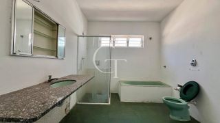 Casa ampla no centro com imóvel comercial alugado como renda extra