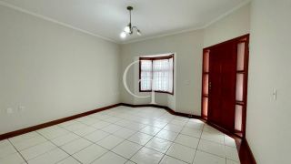 Casa tipo sobrado com 3 dormitórios em bairro tranquilo em Itu