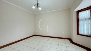 Casa tipo sobrado com 3 dormitórios em bairro tranquilo em Itu