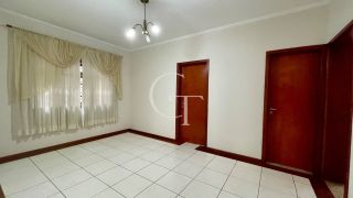 Casa tipo sobrado com 3 dormitórios em bairro tranquilo em Itu