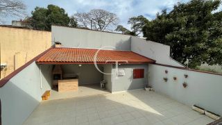 Casa tipo sobrado com 3 dormitórios em bairro tranquilo em Itu