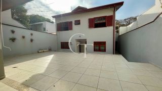 Casa tipo sobrado com 3 dormitórios em bairro tranquilo em Itu