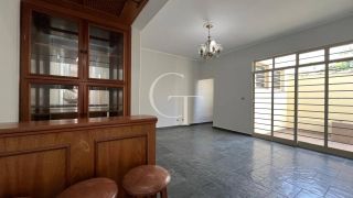 Casa à Venda no Centro de Salto – Ideal para Uso Comercial