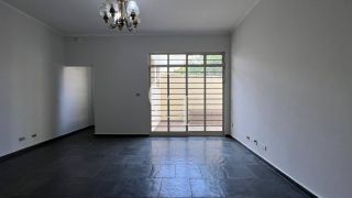Casa à Venda no Centro de Salto – Ideal para Uso Comercial