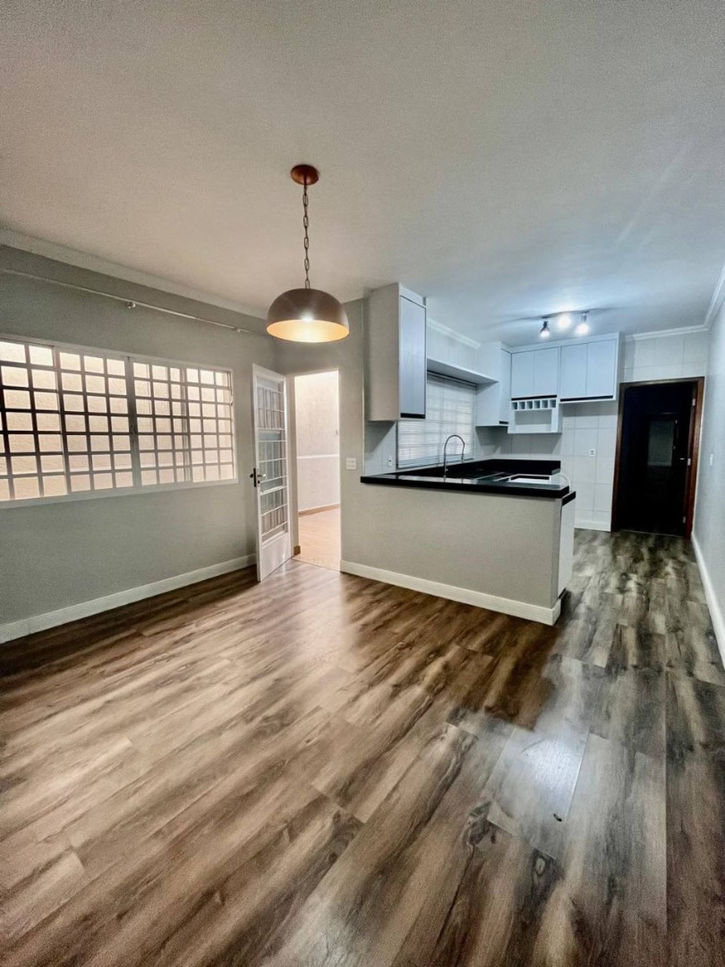 Casa 3 dormitórios, uma suíte com closet.