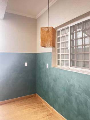 Casa 3 dormitórios, uma suíte com closet.