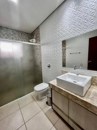 Casa 3 dormitórios, uma suíte com closet.