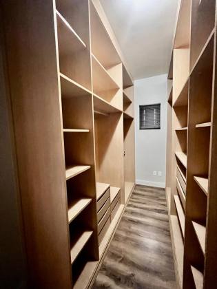 Casa 3 dormitórios, uma suíte com closet.