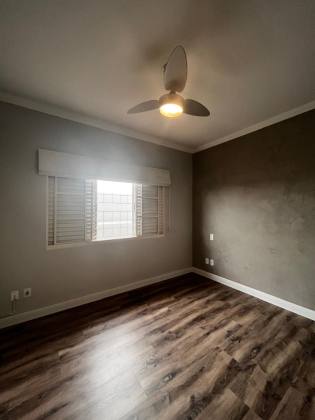 Casa 3 dormitórios, uma suíte com closet.