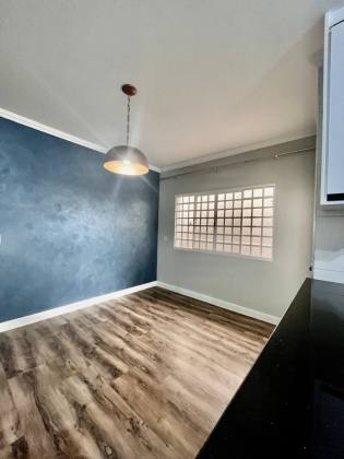 Casa 3 dormitórios, uma suíte com closet.