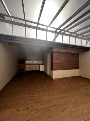 Casa 3 dormitórios, uma suíte com closet.