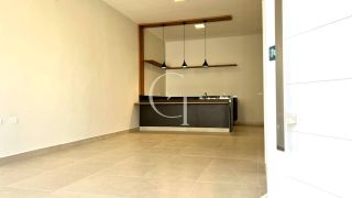 Casa térrea para locação com excelente padrão de acabamento e ambientes integrados.