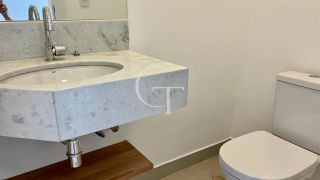 Casa térrea para locação com excelente padrão de acabamento e ambientes integrados.