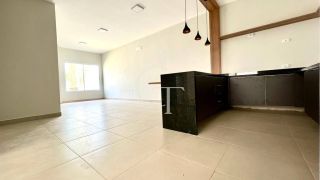 Casa térrea para locação com excelente padrão de acabamento e ambientes integrados.