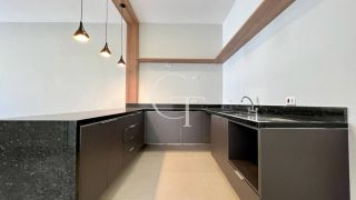 Casa térrea para locação com excelente padrão de acabamento e ambientes integrados.