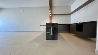 Casa térrea para locação com excelente padrão de acabamento e ambientes integrados.