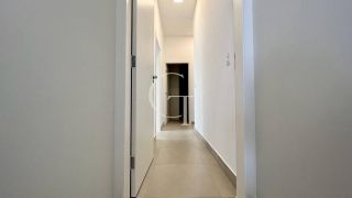 Casa térrea para locação com excelente padrão de acabamento e ambientes integrados.