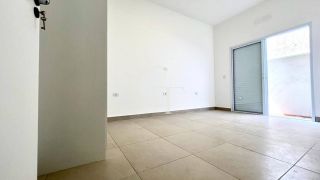 Casa térrea para locação com excelente padrão de acabamento e ambientes integrados.