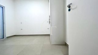 Casa térrea para locação com excelente padrão de acabamento e ambientes integrados.