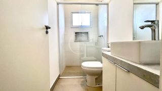 Casa térrea para locação com excelente padrão de acabamento e ambientes integrados.