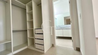 Casa térrea para locação com excelente padrão de acabamento e ambientes integrados.