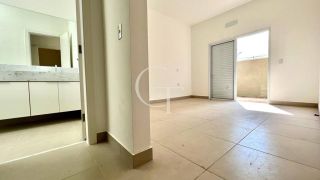 Casa térrea para locação com excelente padrão de acabamento e ambientes integrados.