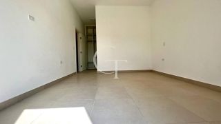 Casa térrea para locação com excelente padrão de acabamento e ambientes integrados.