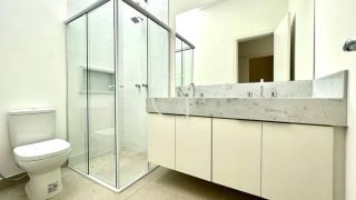 Casa térrea para locação com excelente padrão de acabamento e ambientes integrados.