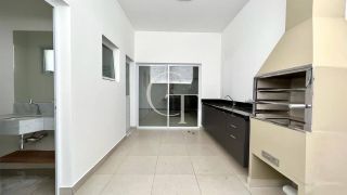 Casa térrea para locação com excelente padrão de acabamento e ambientes integrados.