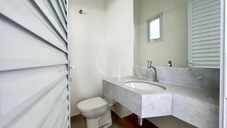 Casa térrea para locação com excelente padrão de acabamento e ambientes integrados.