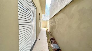 Casa térrea para locação com excelente padrão de acabamento e ambientes integrados.