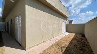 Casa térrea para locação com excelente padrão de acabamento e ambientes integrados.