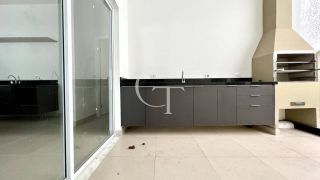 Casa térrea para locação com excelente padrão de acabamento e ambientes integrados.