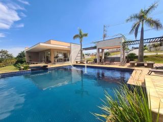 Casa térrea para locação com excelente padrão de acabamento e ambientes integrados.