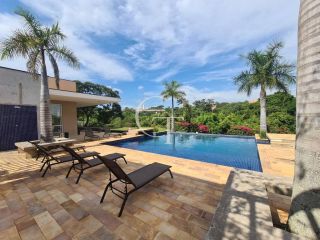 Casa térrea para locação com excelente padrão de acabamento e ambientes integrados.