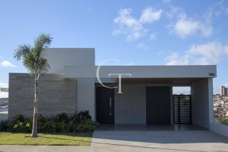 Casa com piscina - Condomínio Reserva Central Parque