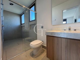 Sobrado á Venda no Condomínio Villas do Golf Sofisticação e Modernidade em Cada Detalhe