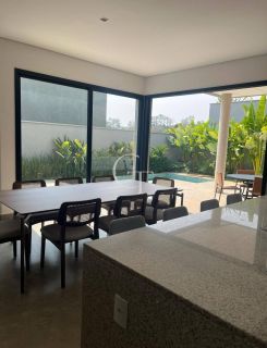 Casa de alto padrão mobiliada à venda no Villas do Golf, em Itu | 3 suítes, piscina e projeto contemporâneo