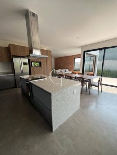Casa de alto padrão mobiliada à venda no Villas do Golf, em Itu | 3 suítes, piscina e projeto contemporâneo