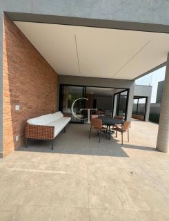 Casa de alto padrão mobiliada à venda no Villas do Golf, em Itu | 3 suítes, piscina e projeto contemporâneo