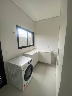 Casa de alto padrão mobiliada à venda no Villas do Golf, em Itu | 3 suítes, piscina e projeto contemporâneo