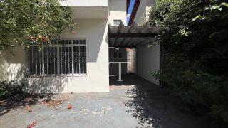 Onde o Espaço Encontra Oportunidade – Casa para Transformar - Vila Nova