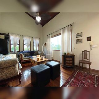 Excelente casa no bairro Alto Palmeiras para locação.