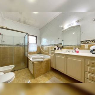 Excelente casa no bairro Alto Palmeiras para locação.