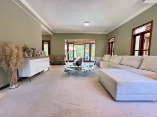 Refúgio Contemporâneo na Fazenda Vila Real com Vista permanente para a mata, 5 suítes e piscina com prainha