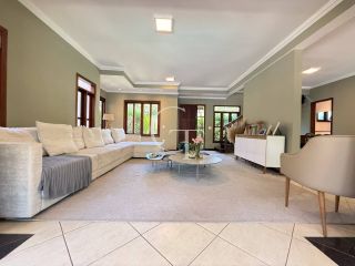 Refúgio Contemporâneo na Fazenda Vila Real com Vista permanente para a mata, 5 suítes e piscina com prainha