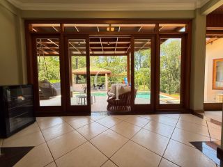 Refúgio Contemporâneo na Fazenda Vila Real com Vista permanente para a mata, 5 suítes e piscina com prainha